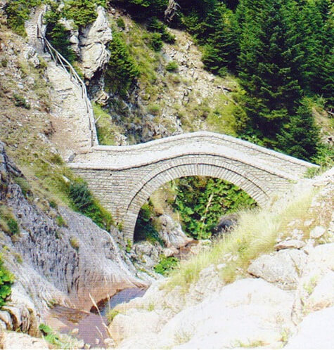 Το τοξωτό γεφύρι "Καμάρα" στο ρέμα της Κορομηλιάς προς τις "Εννέα Βρύσες" του Ανθοχωρίου